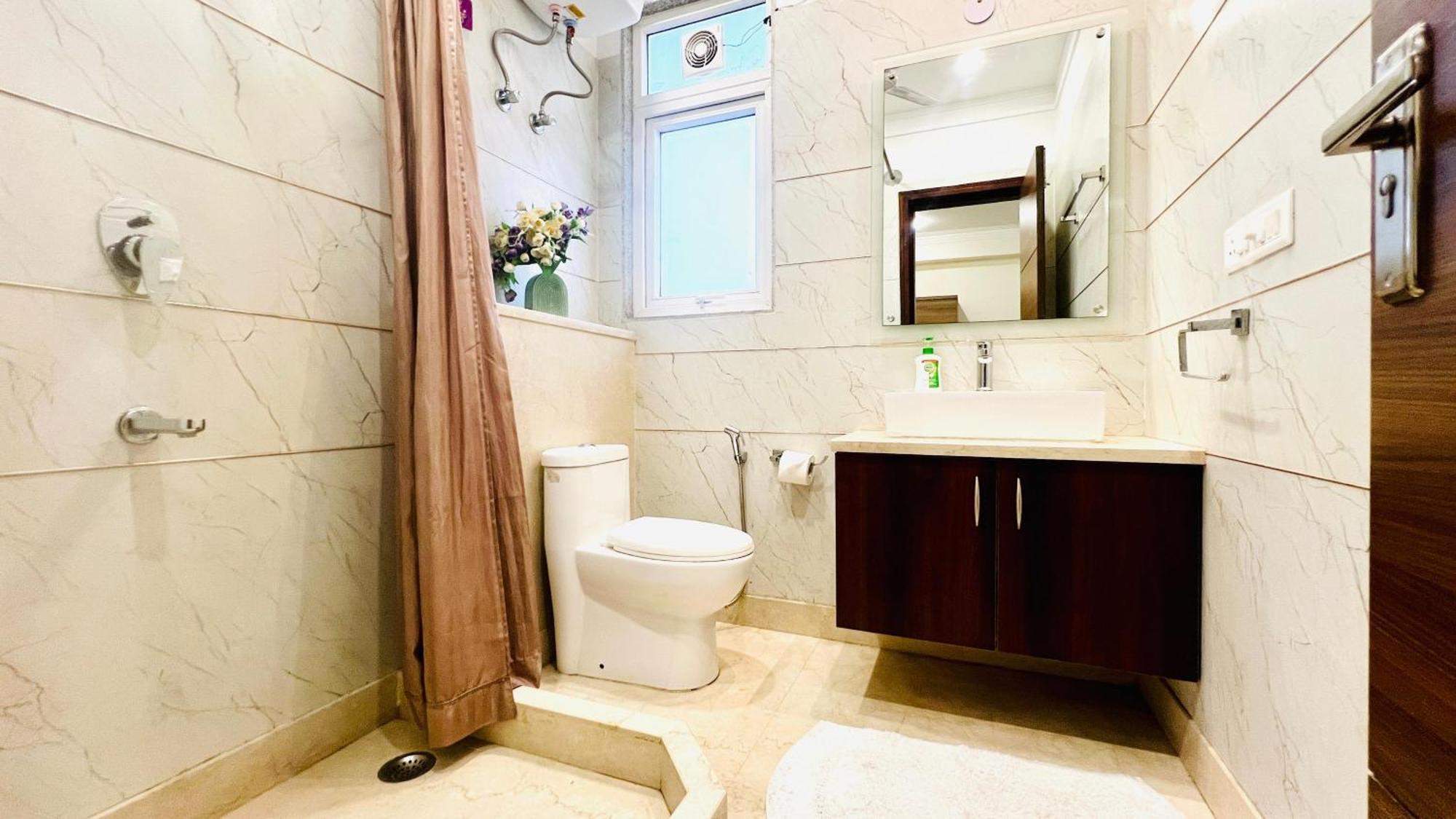 Bluo Studio4 Golf Course Road - Gym, Balcony, Lift Gurgaon Exteriör bild