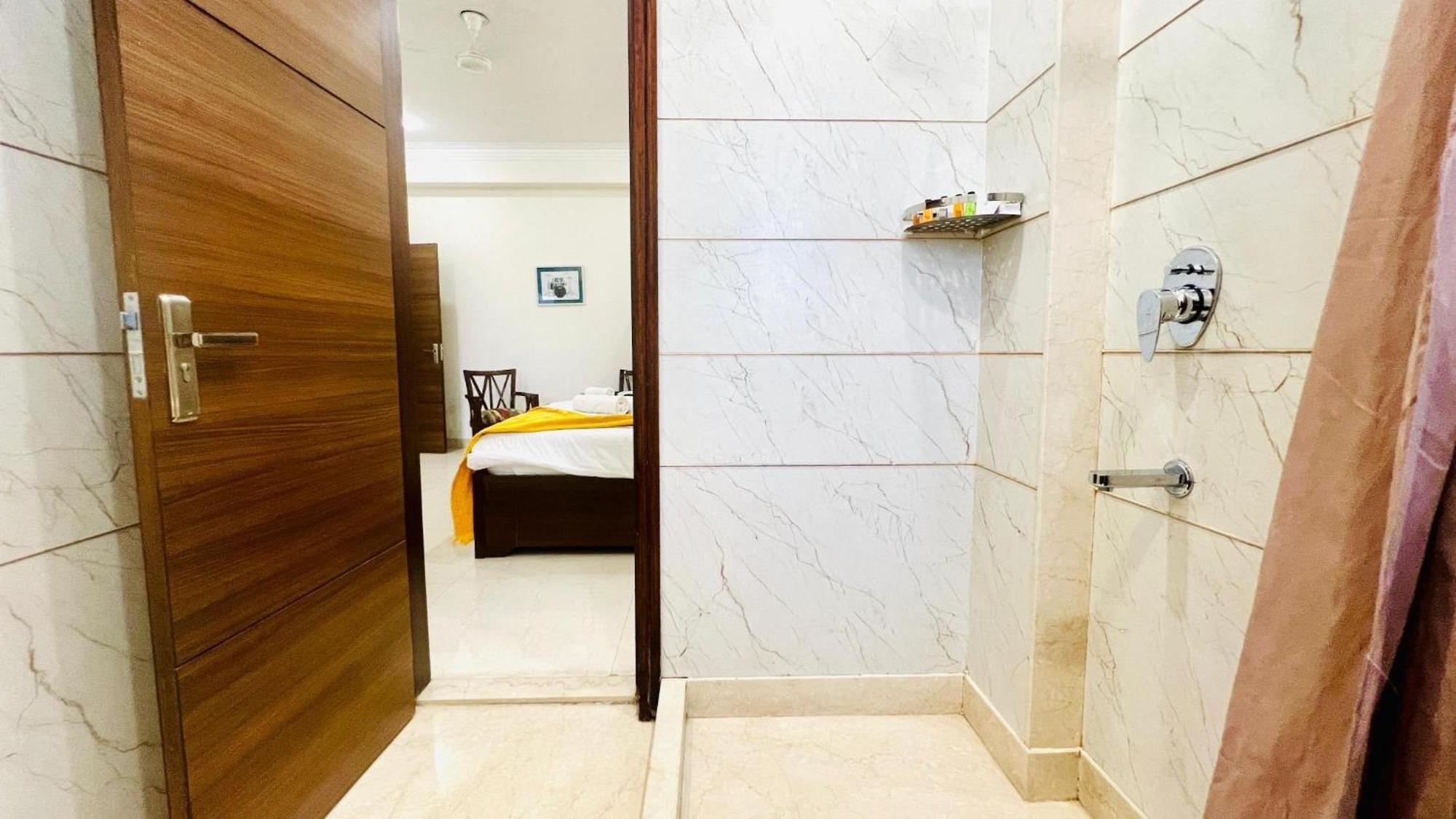 Bluo Studio4 Golf Course Road - Gym, Balcony, Lift Gurgaon Exteriör bild