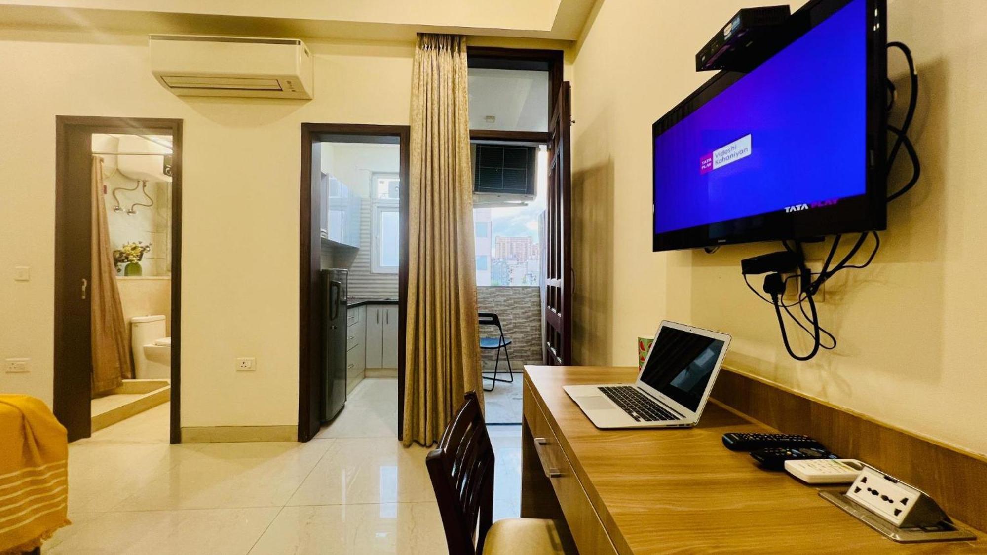 Bluo Studio4 Golf Course Road - Gym, Balcony, Lift Gurgaon Exteriör bild
